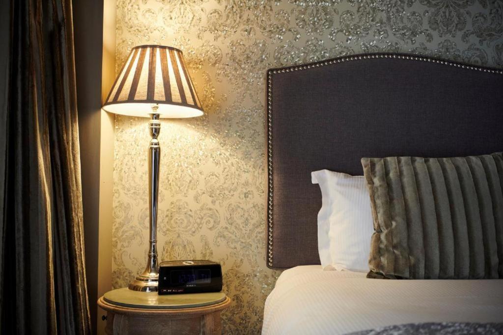 The Lion Inn Челмсфорд Экстерьер фото