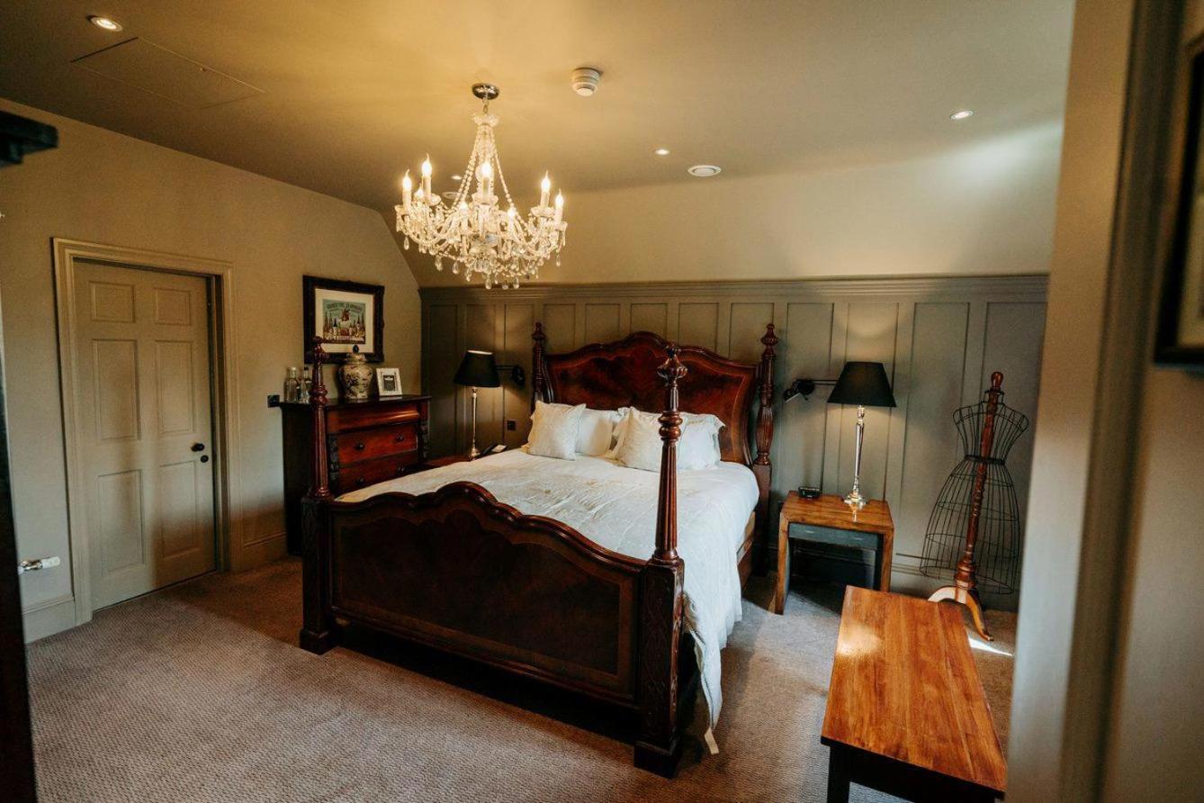 The Lion Inn Челмсфорд Экстерьер фото